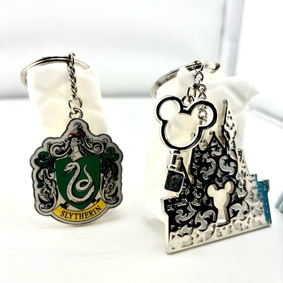 Fandom Keychain Bundle - Disney Frozen Elsa, Harry Potter Slytherin & Castle - Picture 3 of 9